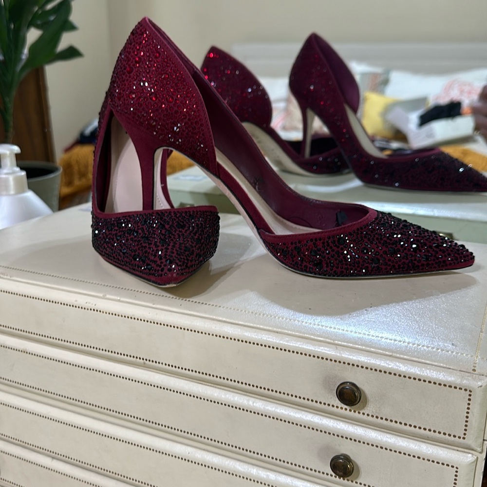 White House Black Market Ella Grenadine pump